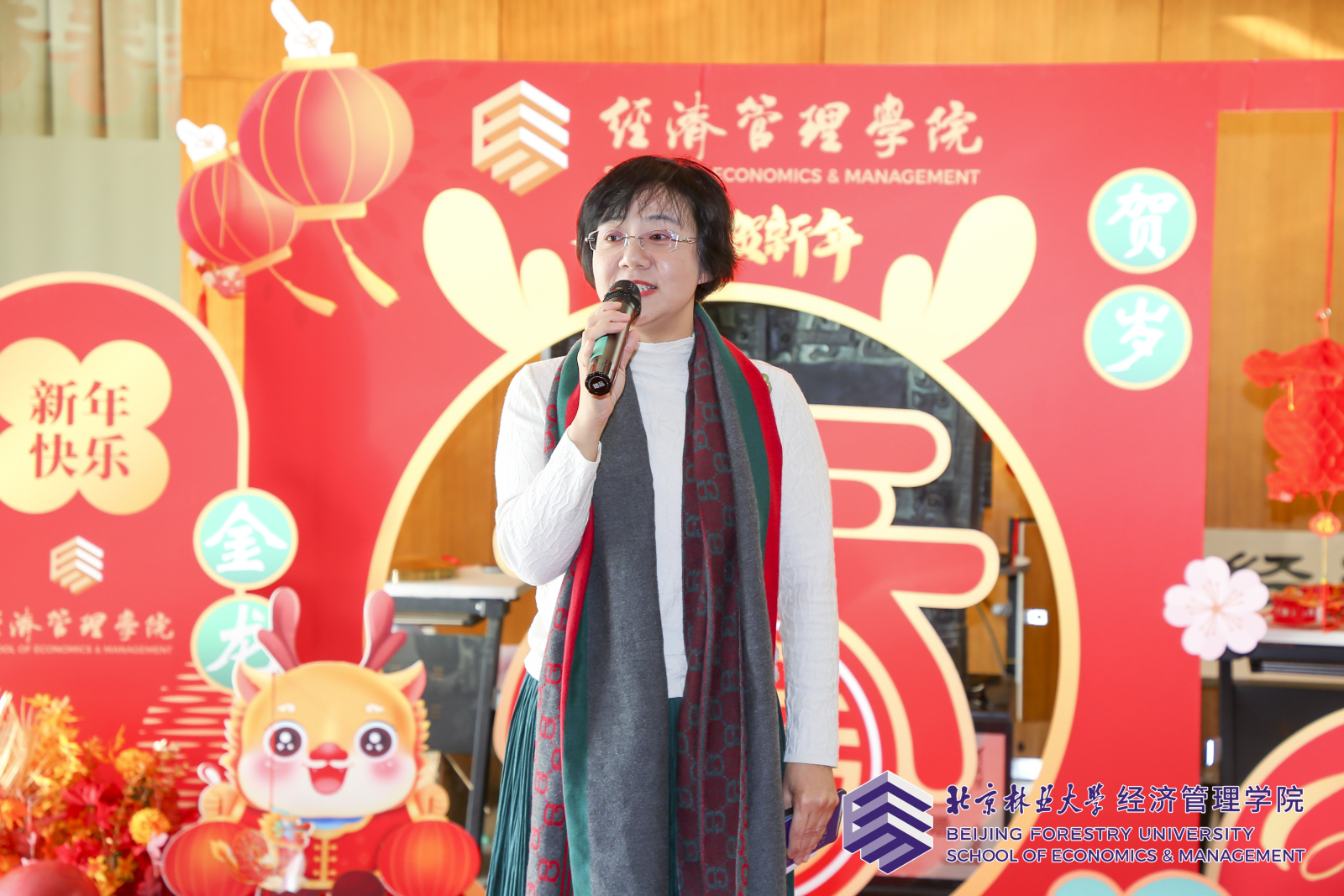 黄薇.jpg